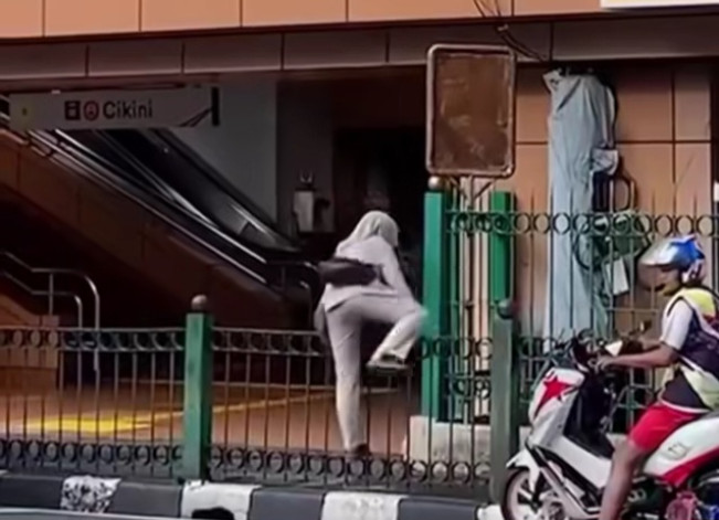 Ilustrasi warga nekat lompat pagar sebelum adanya Pelican Crossing di Stasiun Cikini. [Instagram]